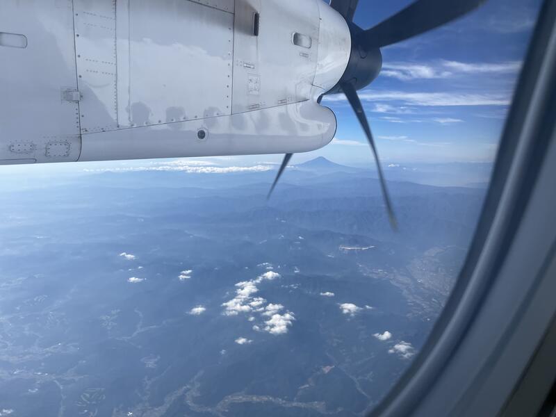飛行機から見た風景(奥に富士山が見えます！)